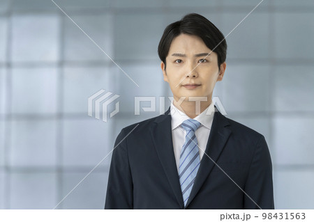 スーツを着た若い男性 カメラ目線 ポートレート スーツを着た若い男性 カメラ目線 ポートレート 98431563