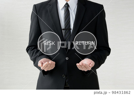 リスクとリターンを比べるビジネスマン・投資家 98431862