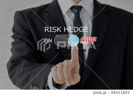 リスクヘッジのボタンを操作するビジネスマン・投資家 98431865