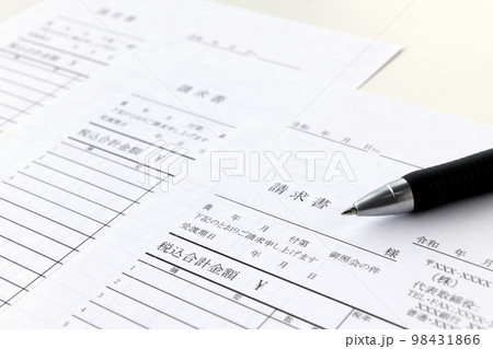 請求書とボールペン 98431866