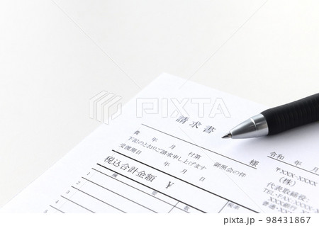 請求書とボールペン 98431867
