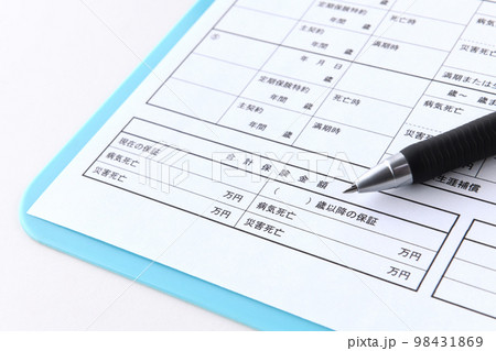 保険内容の見直しシートとボールペン 保険内容の見直しシートとボールペン 98431869