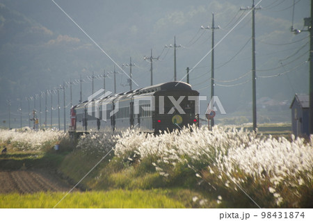 山口線 船平山付近 DLやまぐち号 オロテ35展望車 山口線 船平山付近 DLやまぐち号 オロテ35展望車 98431874