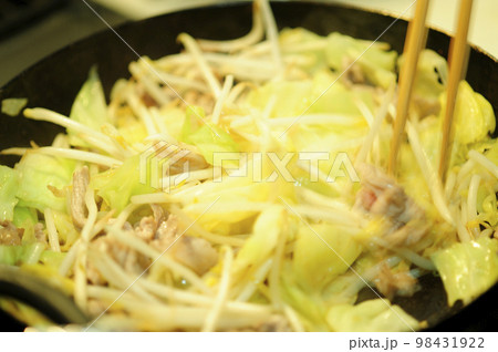 家で作る料理の過程 98431922