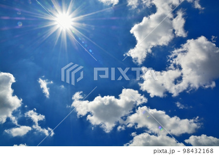 夏空と太陽と雲 98432168