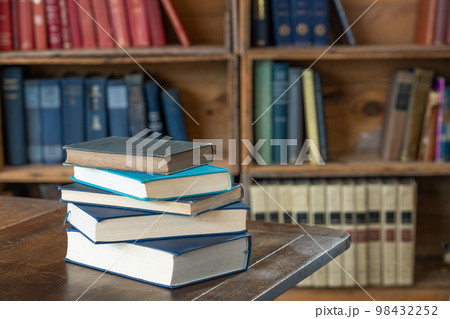 学びのイメージ 本棚と本 学びのイメージ 本棚と本 98432252