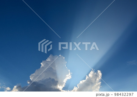太陽光線と雲 太陽光線と雲 98432297