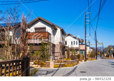 開発が進む郊外型戸建住宅団地 98432326