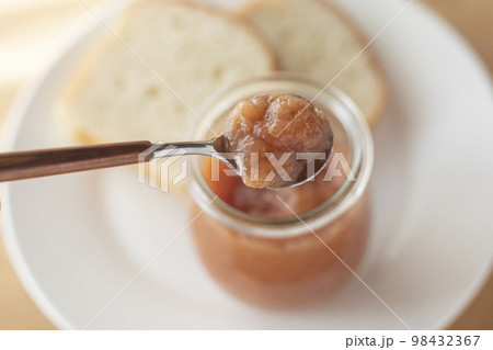 いちじくジャムとトースト いちじくジャムとトースト 98432367