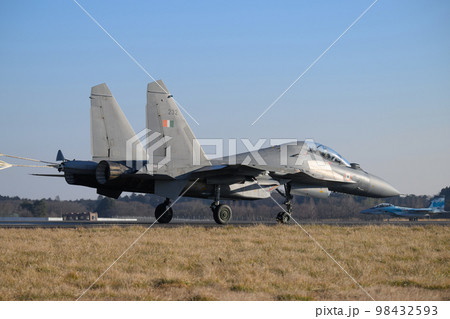 インド空軍スホーイSu-30MKI着陸 インド空軍スホーイSu-30MKI着陸 98432593
