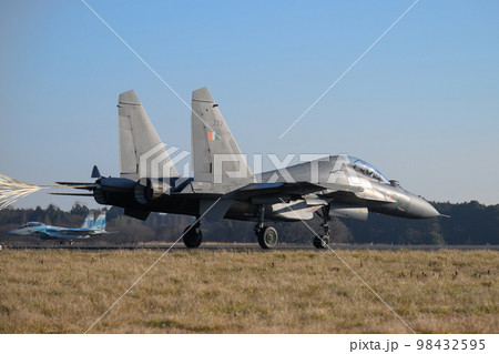 インド空軍スホーイSu-30MKI着陸 インド空軍スホーイSu-30MKI着陸 98432595