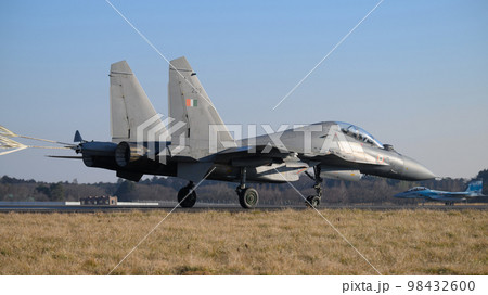 インド空軍スホーイSu-30MKI着陸 インド空軍スホーイSu-30MKI着陸 98432600