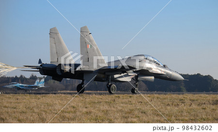 インド空軍スホーイSu-30MKI着陸 98432602