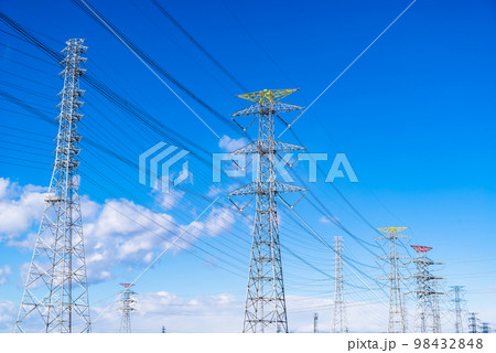 林立する様々な送電鉄塔と高圧送電線と青空と白い雲 a-2 高彩度コントラスト 林立する様々な送電鉄塔と高圧送電線と青空と白い雲 a-2 高彩度コントラスト 98432848