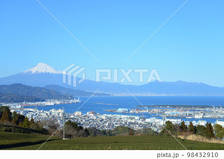 日本平から見た富士山と清水港（静岡県静岡市） 98432910
