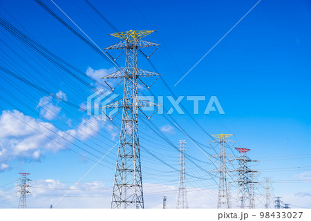 林立する様々な送電鉄塔と高圧送電線と青空と白い雲 b-2 高彩度コントラスト 林立する様々な送電鉄塔と高圧送電線と青空と白い雲 b-2 高彩度コントラスト 98433027