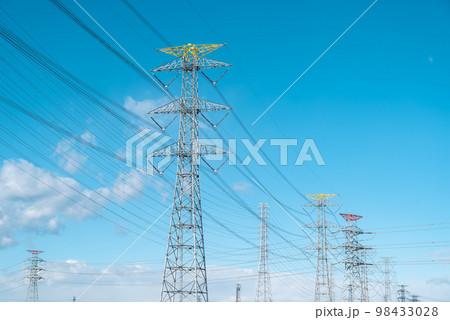 林立する様々な送電鉄塔と高圧送電線と青空と白い雲 b-3 ライトトーン 林立する様々な送電鉄塔と高圧送電線と青空と白い雲 b-3 ライトトーン 98433028