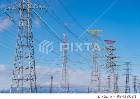林立する様々な送電鉄塔と高圧送電線と青空と白い雲 c-1 林立する様々な送電鉄塔と高圧送電線と青空と白い雲 c-1 98433031