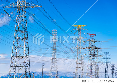 林立する様々な送電鉄塔と高圧送電線と青空と白い雲 c-2 高彩度コントラスト 林立する様々な送電鉄塔と高圧送電線と青空と白い雲 c-2 高彩度コントラスト 98433033