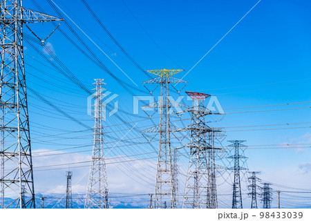 林立する様々な送電鉄塔と高圧送電線と青空と白い雲 d-2 高彩度コントラスト 林立する様々な送電鉄塔と高圧送電線と青空と白い雲 d-2 高彩度コントラスト 98433039