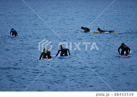 ライフセーバーの早朝の練習の光景 98433539