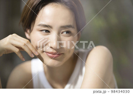 窓際の女性 98434030