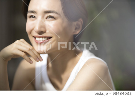 窓際の女性 98434032