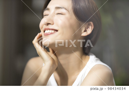 窓際の女性 窓際の女性 98434034