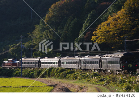 山口線 地福付近 DLやまぐち号 展望車 オロテ35 山口線 地福付近 DLやまぐち号 展望車 オロテ35 98434120