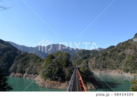 奥大井湖上駅と奥大井レインボーブリッジ（静岡県榛原郡） 98434304