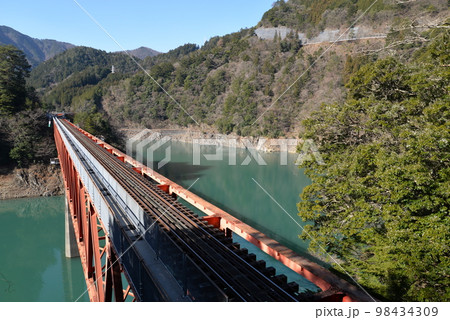 奥大井湖上駅と奥大井レインボーブリッジ（静岡県榛原郡） 98434309