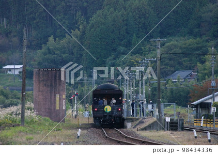 山口線 篠目駅 DLやまぐち号 展望車 オロテ35 山口線 篠目駅 DLやまぐち号 展望車 オロテ35 98434336