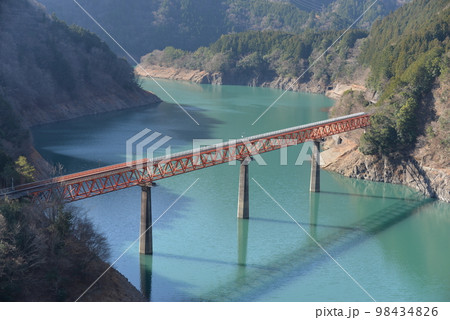 奥大井レインボーブリッジと接阻湖（静岡県榛原郡） 98434826