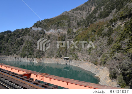 奥大井レインボーブリッジと接阻湖(静岡県榛原郡) 奥大井レインボーブリッジと接阻湖(静岡県榛原郡) 98434837