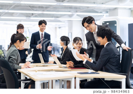 会議 チーム ビジネス ビジネスマン オフィス 会議 チーム ビジネス ビジネスマン オフィス 98434963