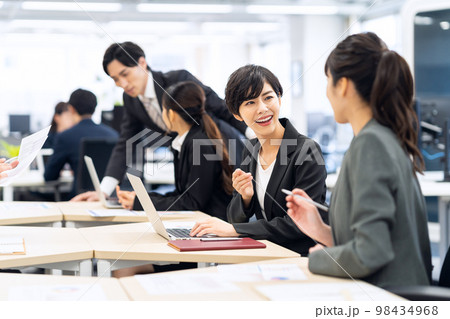 会議 チーム ビジネス ビジネスマン オフィス 会議 チーム ビジネス ビジネスマン オフィス 98434968