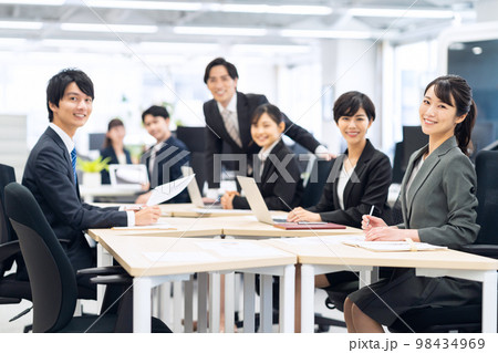 会議　チーム　ビジネス　ビジネスマン　オフィス 98434969