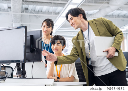 会議　エンジニア　ビジネス　オフィス　オフィスカジュアル 98434981