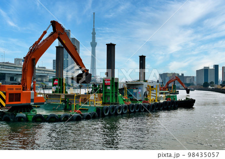 隅田川テラスから観る東京スカイツリーと白鬚橋付近の渫工事 浚渫船の風景 隅田川テラスから観る東京スカイツリーと白鬚橋付近の渫工事 浚渫船の風景 98435057