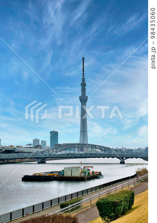 隅田川テラスから観る東京スカイツリーと白鬚橋付近の渫工事　浚渫船の風景 98435060