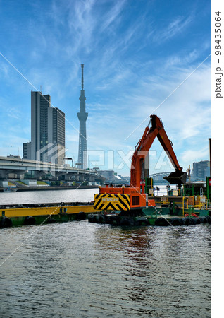 隅田川テラスから観る東京スカイツリーと白鬚橋付近の渫工事　浚渫船の風景 98435064