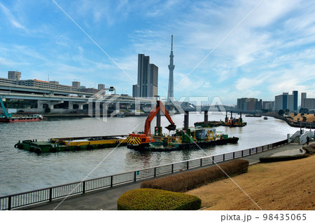 隅田川テラスから観る東京スカイツリーと白鬚橋付近の渫工事　浚渫船の風景 98435065