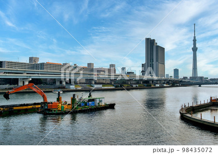 隅田川テラスから観る東京スカイツリーと白鬚橋付近の渫工事　浚渫船の風景 98435072