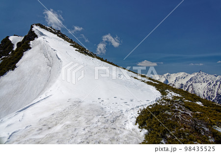 前常念岳への下りから見る常念岳山頂と槍ヶ岳 98435525