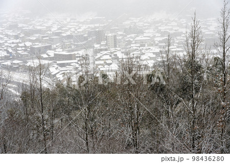 金沢・卯辰山公園の見晴らし台からの雪景色 98436280