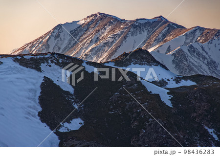 北アルプス・蝶ヶ岳から見る夕暮れの蝶槍ピークと大天井岳 98436283