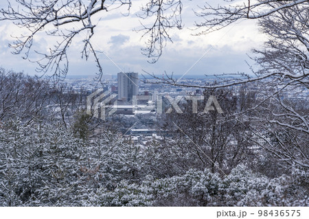 卯辰山公園から眺める金沢の雪景色 98436575