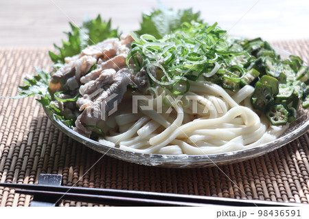夏はさっぱり冷やしうどん 98436591