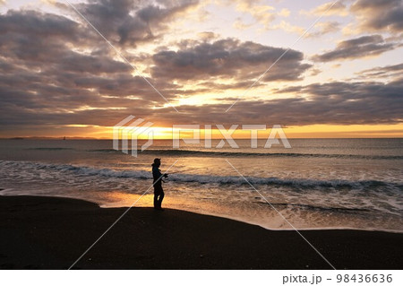 夜明けの釣り人・ヒラメ釣り 夜明けの釣り人・ヒラメ釣り 98436636