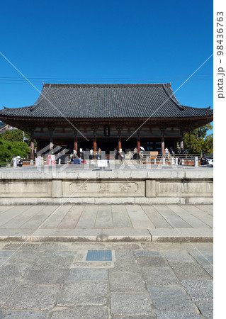 石舞台と六時礼讃堂　四天王寺（大阪市天王寺区） 98436763